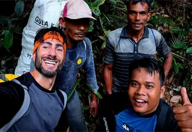 Biólogo llora al hallar la flor más rara del mundo después de 13 años de búsqueda