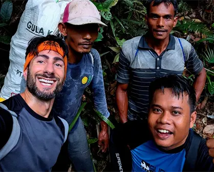 Biólogo llora al hallar la flor más rara del mundo después de 13 años de búsqueda