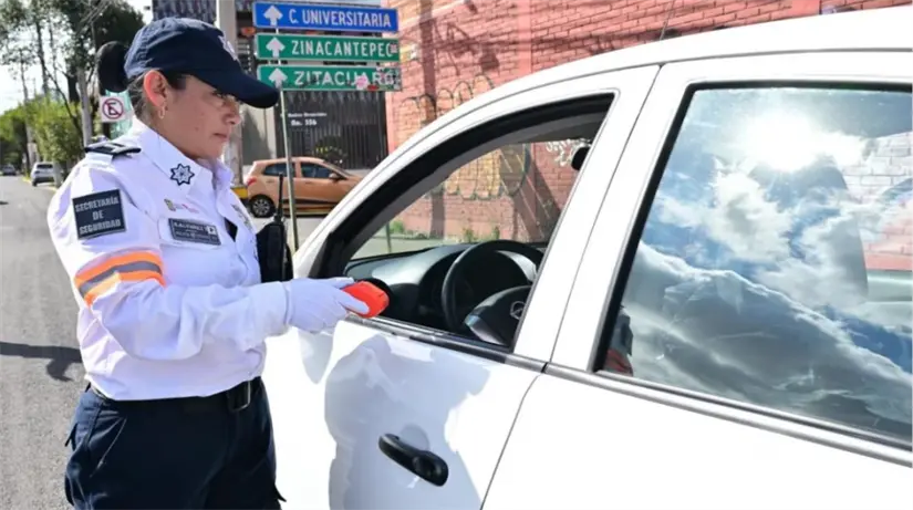 Solo las policías mujeres pueden emitir multas. Foto: cortesía.