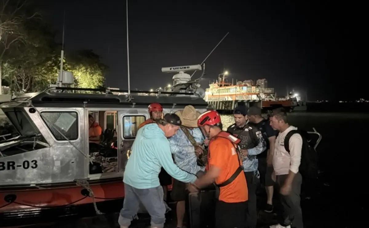 Guardia Costera rescata a nueve personas en yate que se hundía en Bahía de Banderas.