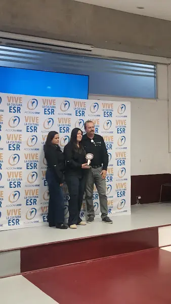 Asistentes participan en la entrega de los Distintivos ESR 2025 en el Estadio Tomateros de Culiacán.