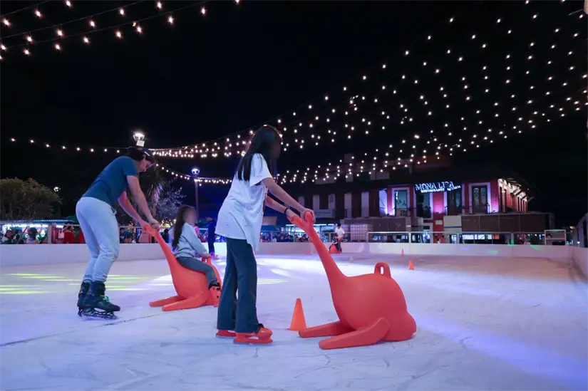 Ya puedes acudir a la pista de hielo en Coatepec. Foto: Cortesía. 
