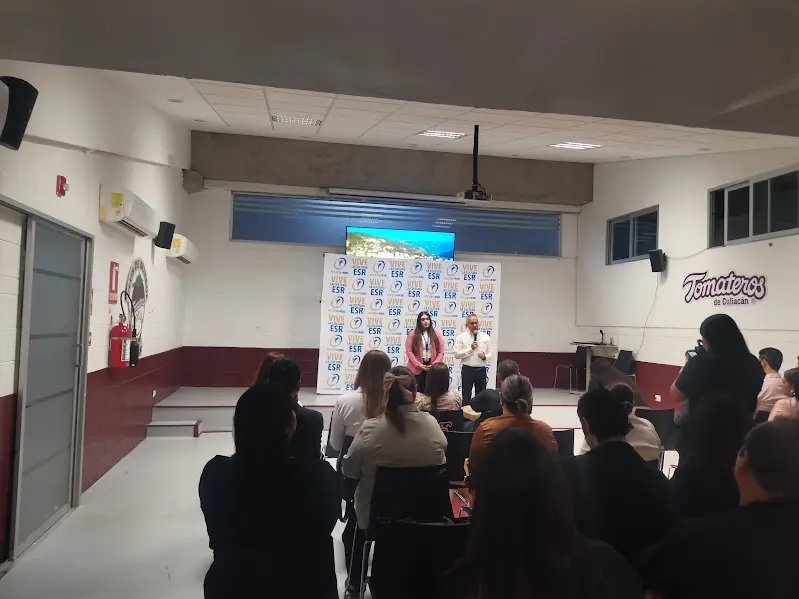 El M.C. José Ernesto López Ceniceros dirige un mensaje inspirador a las MiPyMEs galardonadas.