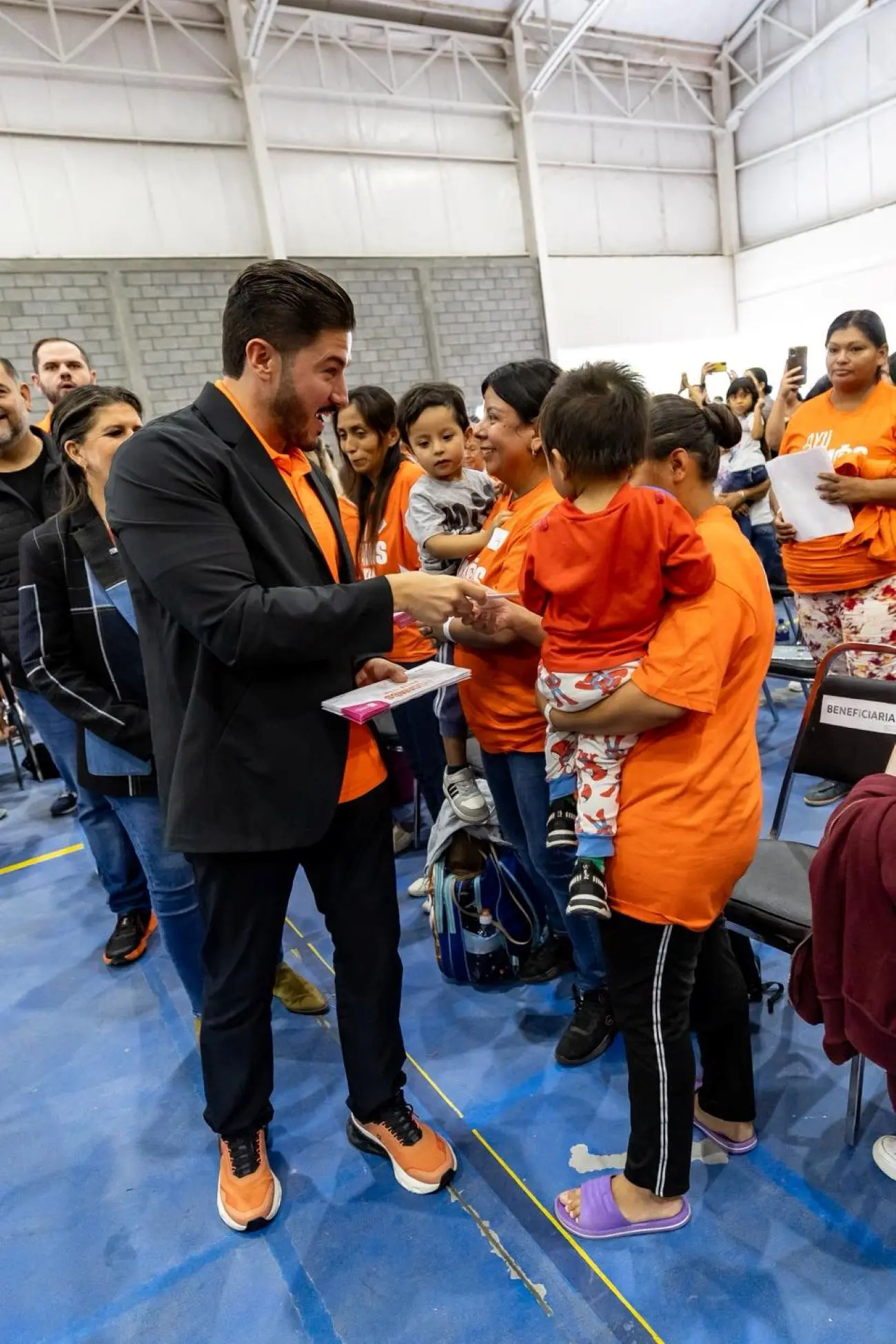 Entrega de tarjetas de Ayudamos a las Mujeres en Cadereyta Jiménez. Foto: Cortesía