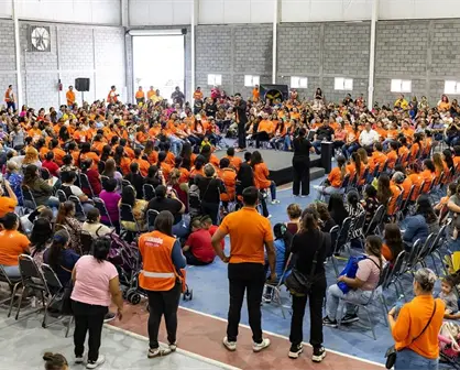 Entrega de tarjetas de Ayudamos a las Mujeres en Nuevo Léon; sigue abierto el registro