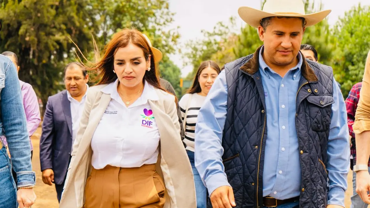 Grecia Quiroz al lado de su esposo Carlos Manzo que recientemente fue asesinado.