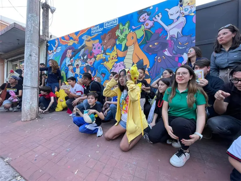 La comunidad de muy buen ánimo participó en la develación del Pokémural. Fotos: Lino Ceballos.