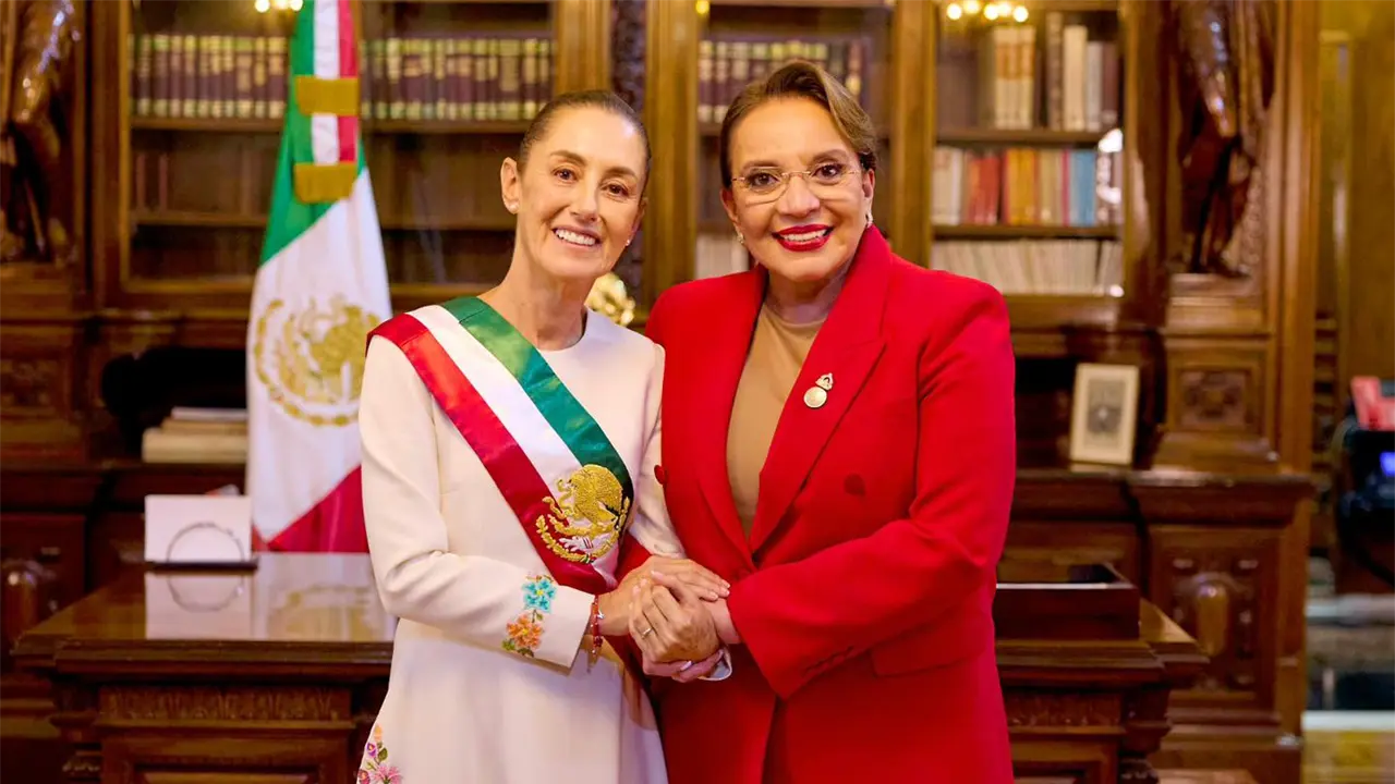 Xiomara Castro visita México a unos días de las elecciones presidenciales en Honduras. Foto: Gob. de México