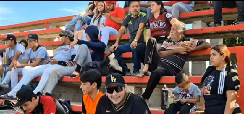 Aficionados llenaron las gradas, superando las 500 personas reunidas para apoyar a los equipos locales.