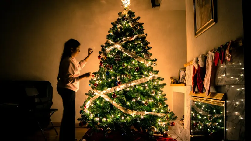 Procura adornar el árbol de Navidad de la forma más práctica. Foto. Unsplash.