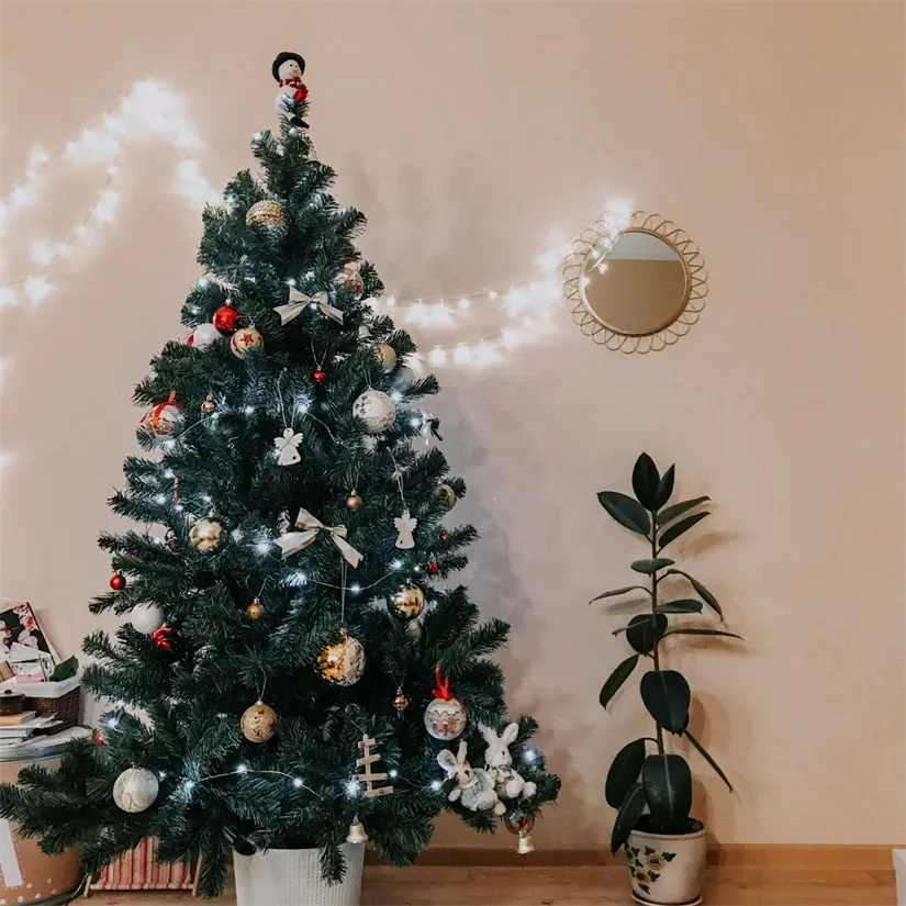 El árbol de Navidad cuenta con un significado religioso en conjunto con sus elementos. Foto: Unsplash.