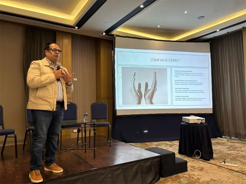 Asistentes escuchan la ponencia sobre duelo y acompañamiento emocional tras un siniestro vial, impartida por el psicólogo Julio Manzanarez.