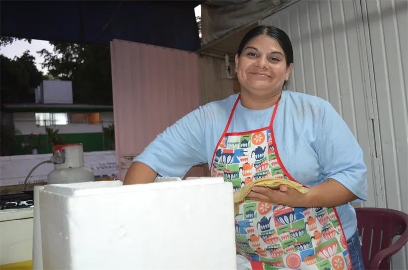 Blanca Estela transforma cada tortilla en inspiración y esfuerzo, construyendo un futuro mejor para su familia y su comunidad desde Infonavit Cañadas. Foto: Juan Madrigal