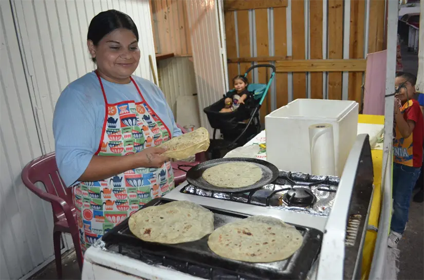 Blanca Estela amasa tortillas con dedicación, cariño y valentía, alimentando corazones y sueños en su comunidad. Foto: Juan Madrigal