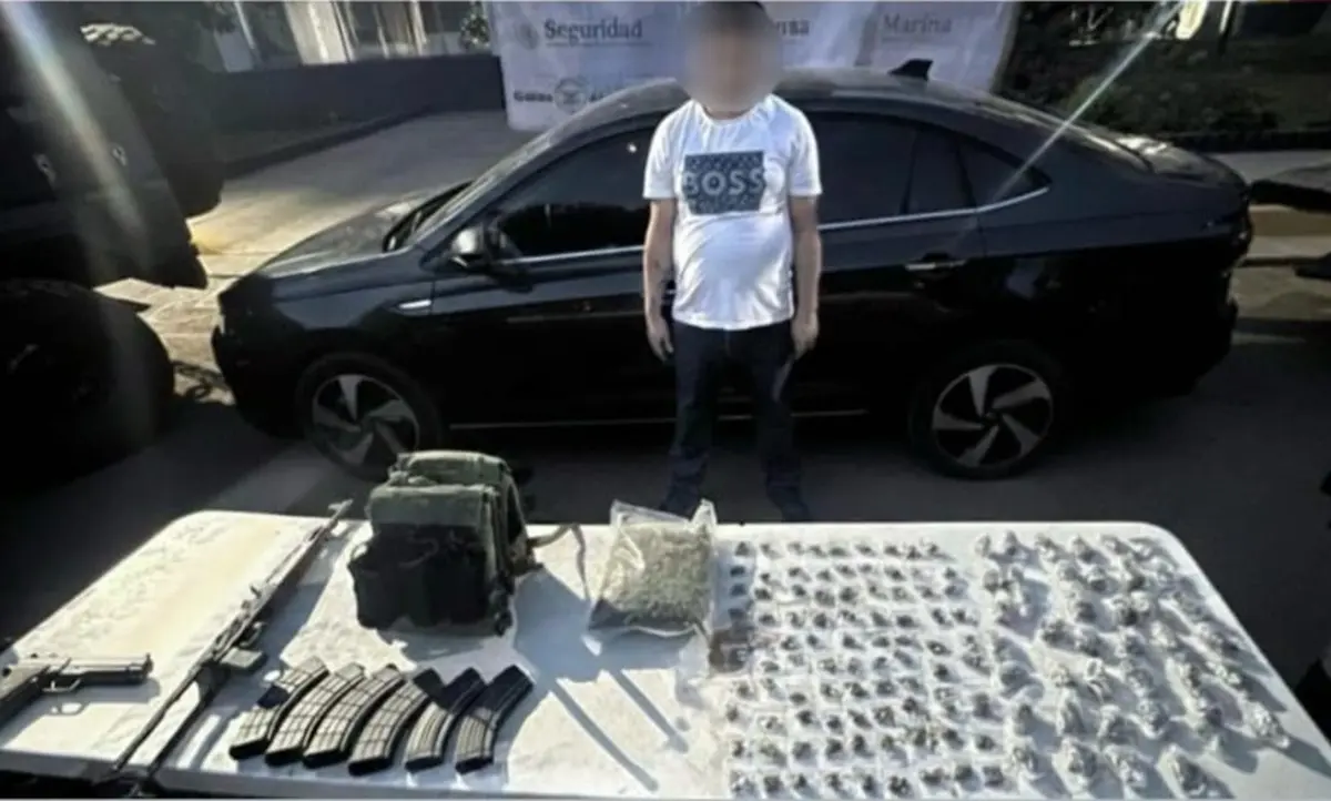 Detienen a un civil armado con drogas y vehículo en Toscana Plus, Culiacán.