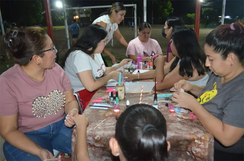 Curso de uñas acrílicas abre nuevas oportunidades para mujeres de la colonia Progreso. Foto: Juan Madrigal