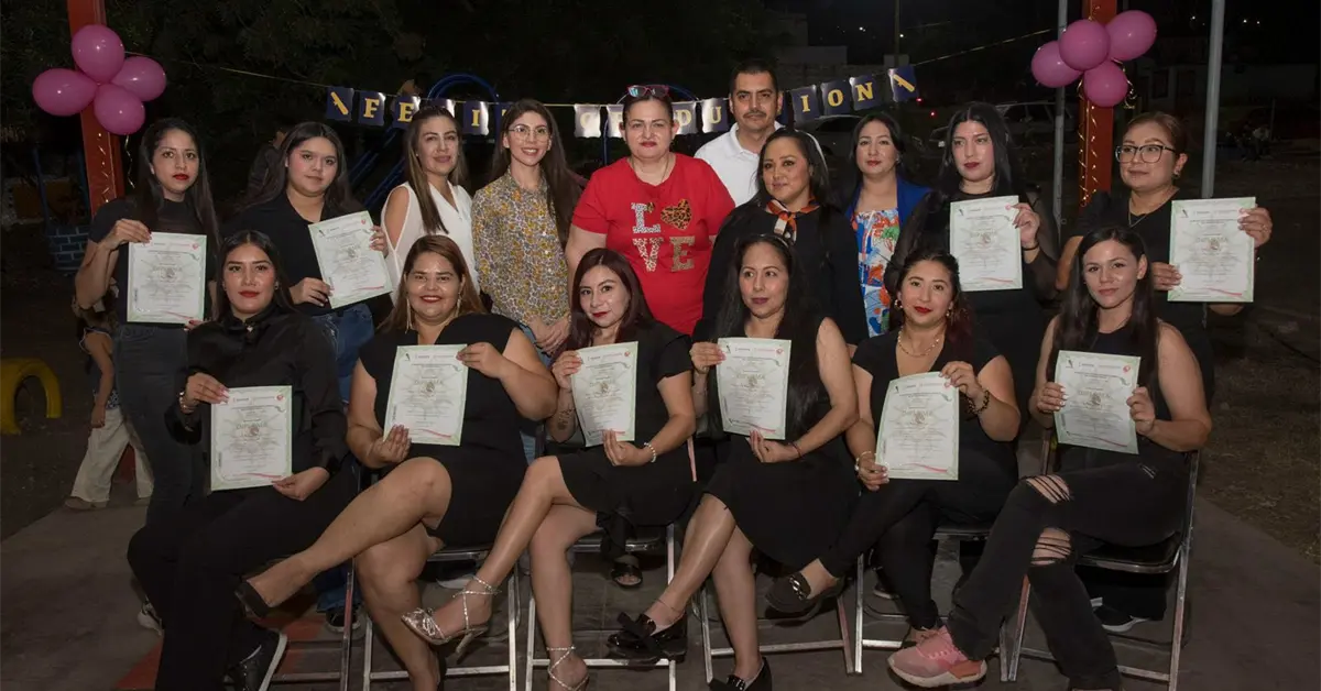 En la colonia Progreso en Culiacán, 15 mujeres celebran un nuevo comienzo tras concluir curso gratuito de uñas acrílicas