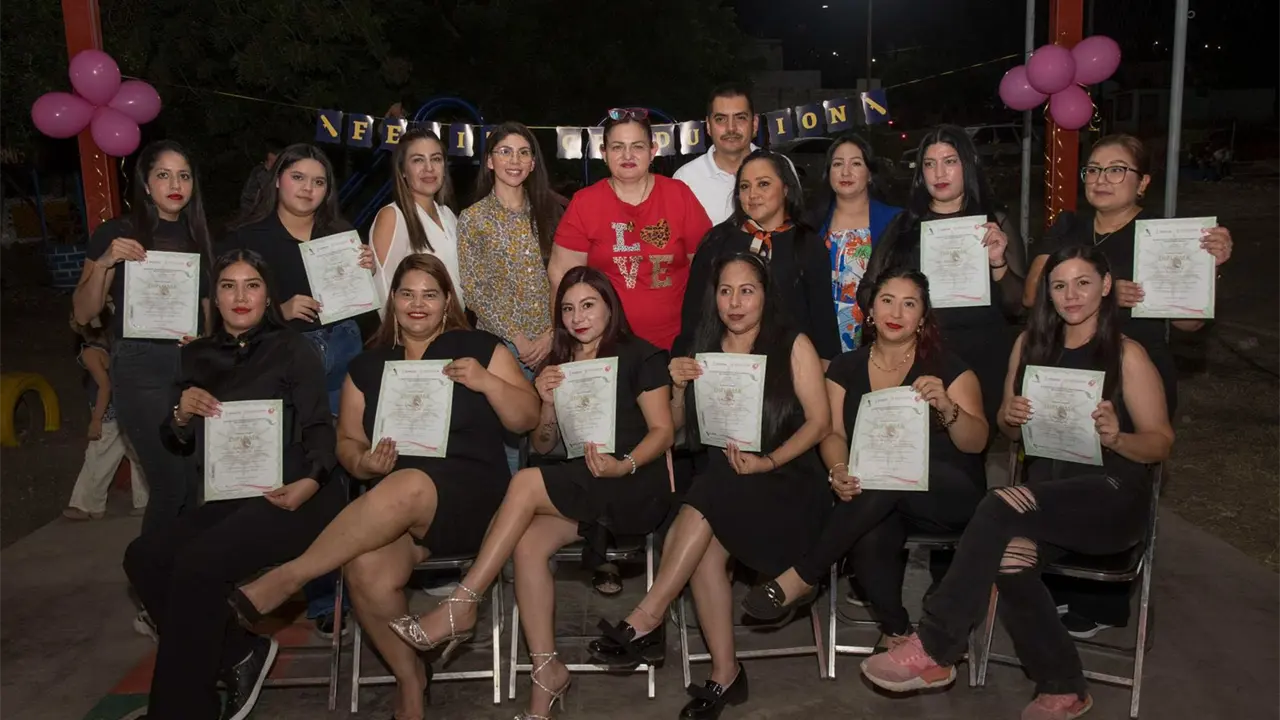 15 mujeres de la colonia Progreso se gradúan de curso gratuito de uñas acrílicas en Culiacán. Foto: Juan Madrigal