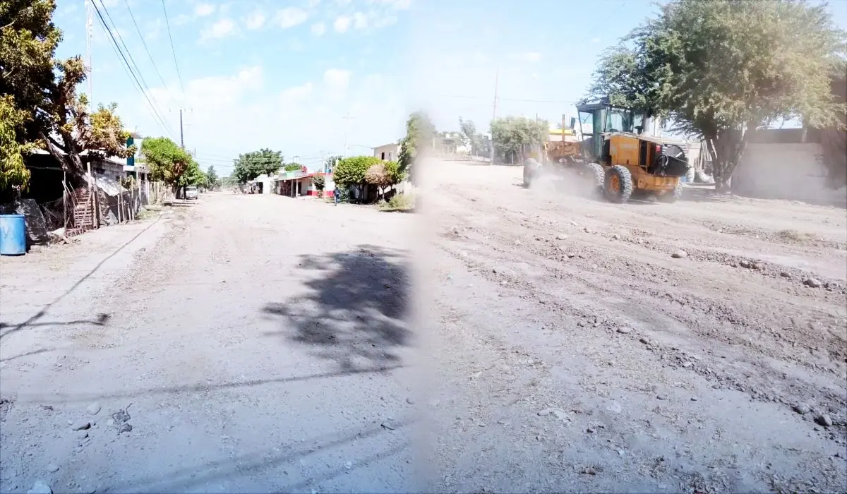 Raspan y acondicionan calles en Villa Juárez para mejorar la movilidad tras temporada de lluvias