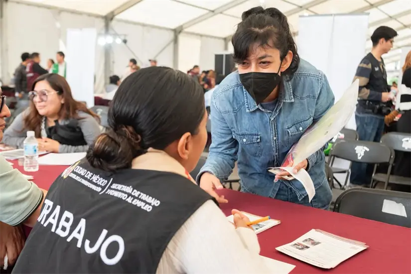 Nuevas oportunidades de empelo ofrecerá el programa de 30 años o más de la CDMX. Foto: Cortesía