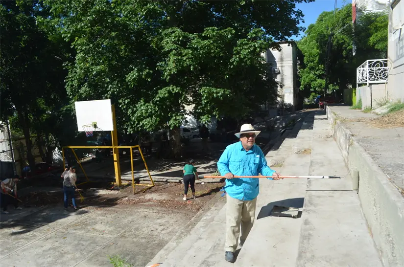 Raúl González, guardián de la ceiba por más de 30 años, celebra emocionado la transformación del lugar. Foto: Juan Madrigal
