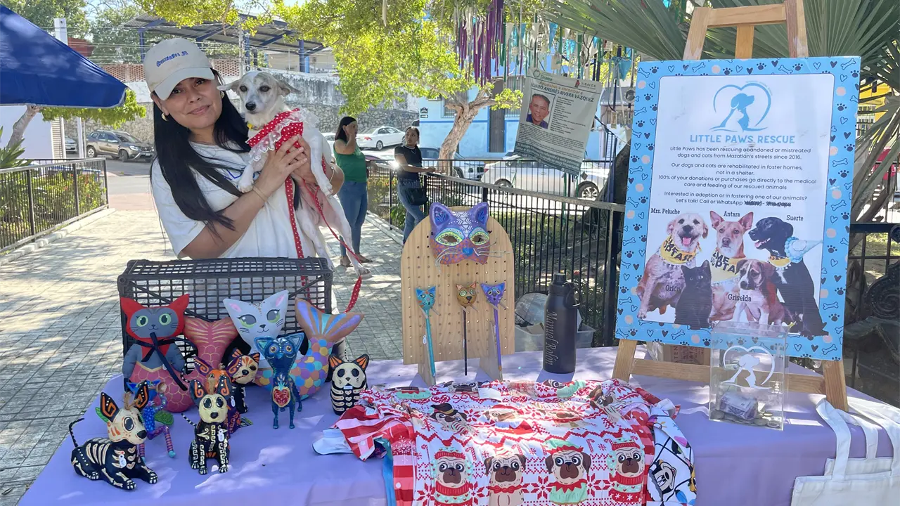 Con entusiasmo y esperanza Yajaira Fuentes visita todos los sábados el Mercado Orgánico de Mazatlán con su stand en busca de recursos para continuar con su proyecto Rescataditos_911