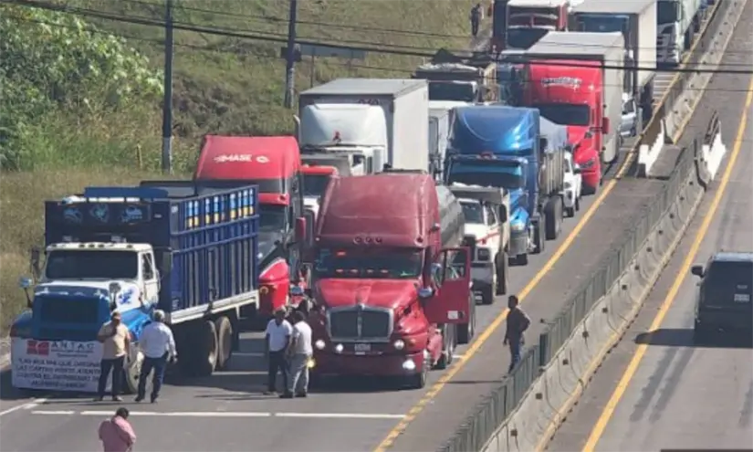 Se recomienda a automovilistas tomar rutas alternas para evitar afectaciones por los bloqueos.