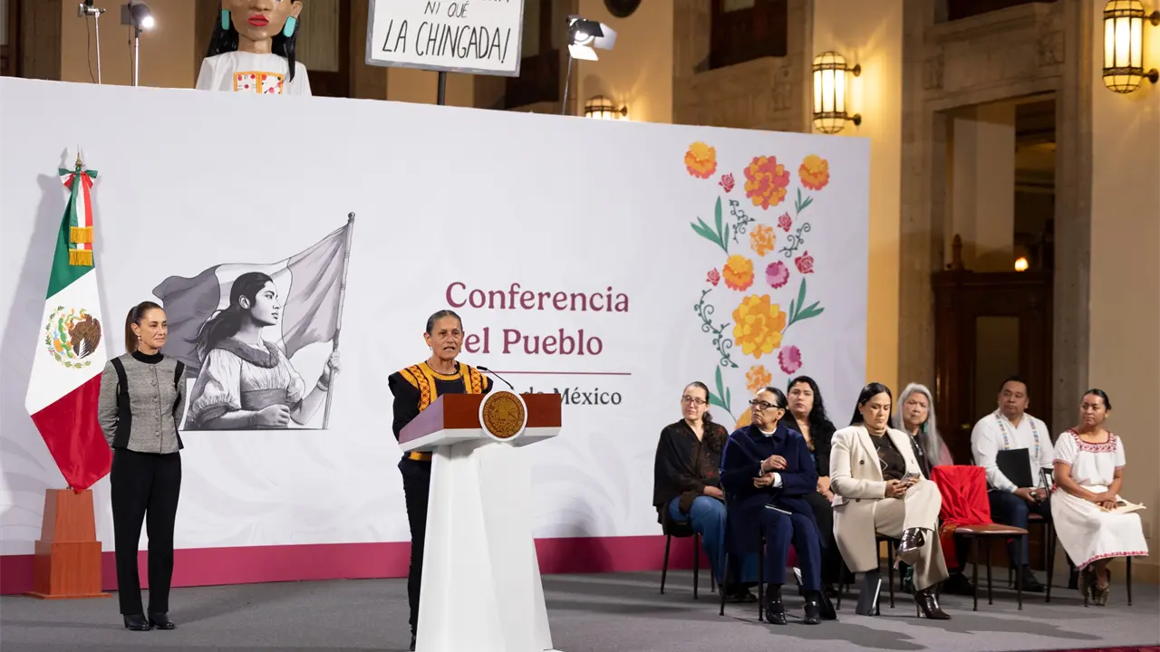 Claudia Sheinbaum y funcionarios durante La Mañanera de este viernes 28 de noviembre.