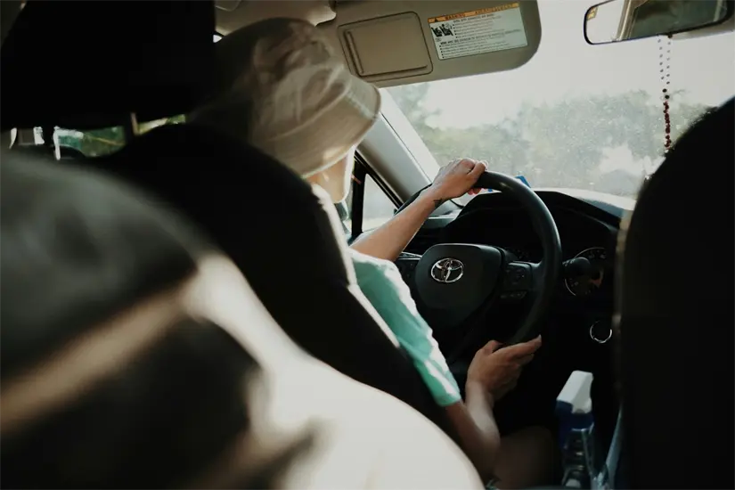 Toma tus precauciones y viaja de forma segura en carretera. Foto: Unsplash. 