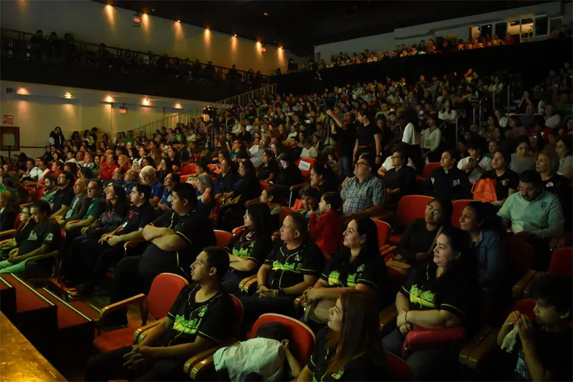Asistentes escuchan atentos los avances en arborización, seguridad y activación comunitaria realizados este año.