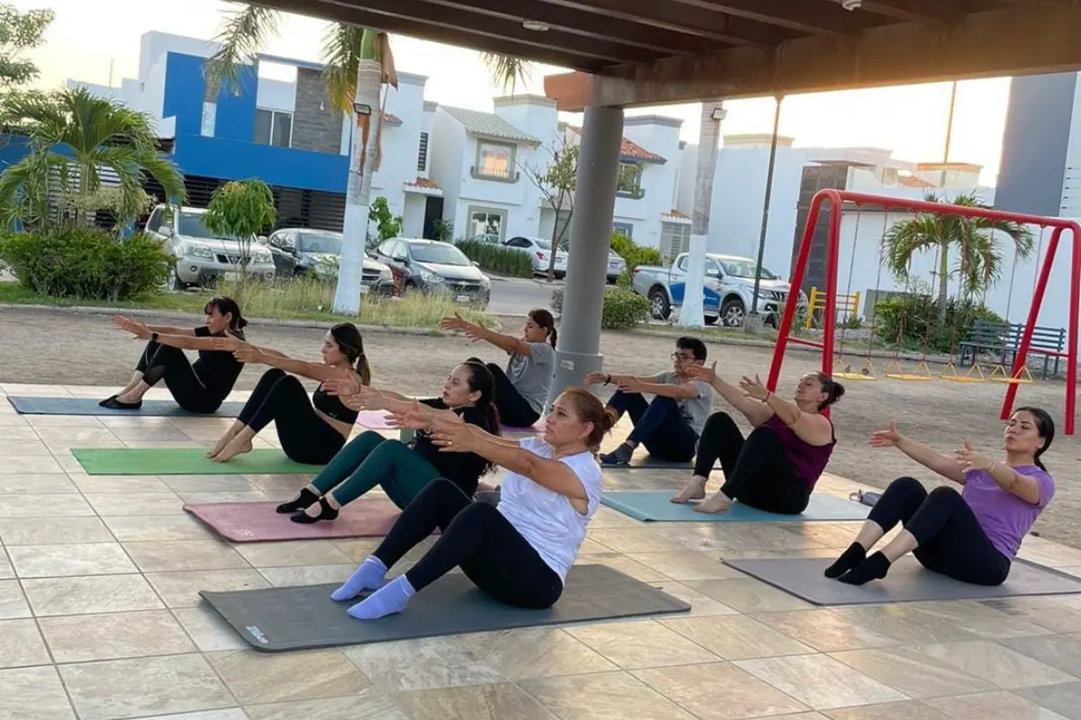 Clases de yoga y mindfulness en el Parque Sevillanas de Portabelo 1 promueven salud, calma y convivencia vecinal con sesiones accesibles para todas las edades.