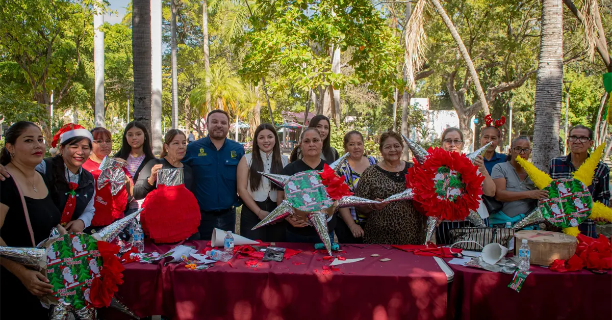Vecinos de Culiacán elaboran piñatas en el “Piñatón” del Parque Revolución