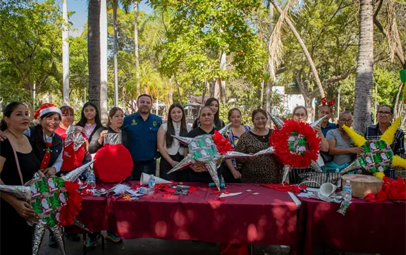 Vecinos de Culiacán elaboran piñatas en el "Piñatón" del Parque Revolución