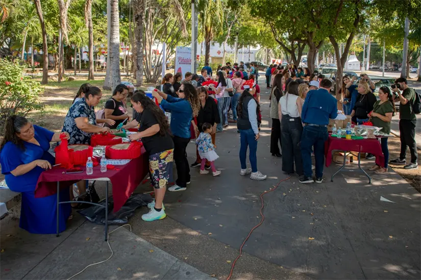 Elaboración de piñatas en Culiacán.