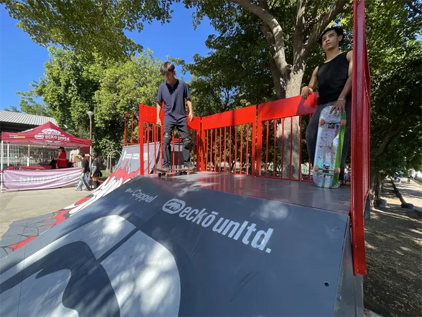 Muy animosos, los jóvenes skaters disfrutaron de este nuevo espacio rehabilitado. Foto: Lino Ceballos.