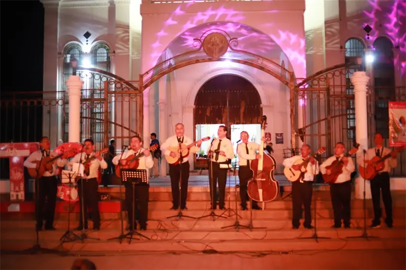 La Rondalla Tahue no podía faltar en esta fiesta cultural con sus boleros que alegraron a los asistentes. Foto: Rudy Mendoza.