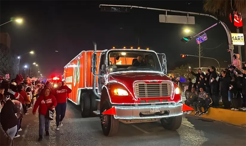 Por seguridad se recomienda mantenerse en las banquetas mientras pasa la Caravana de Coca-Cola. Foto: cortesía.