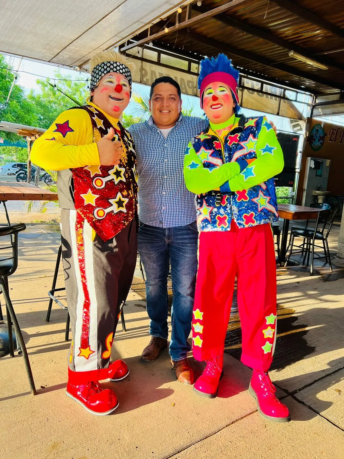 Los Payasos Va de Nuez y el equipo del Megajuguetón realizan juego con causa para reunir juguetes.