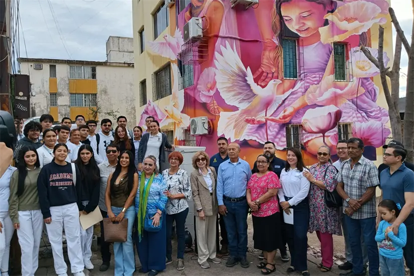 SUMA Sociedad Unida IAP devela el mural “Sembrando Paz” de la artista internacional Adry del Rocío en Tierra Blanca, Culiacán. Una obra que une arte urbano, comunidad y reflexión sobre la paz, frente al Hospital Civil.