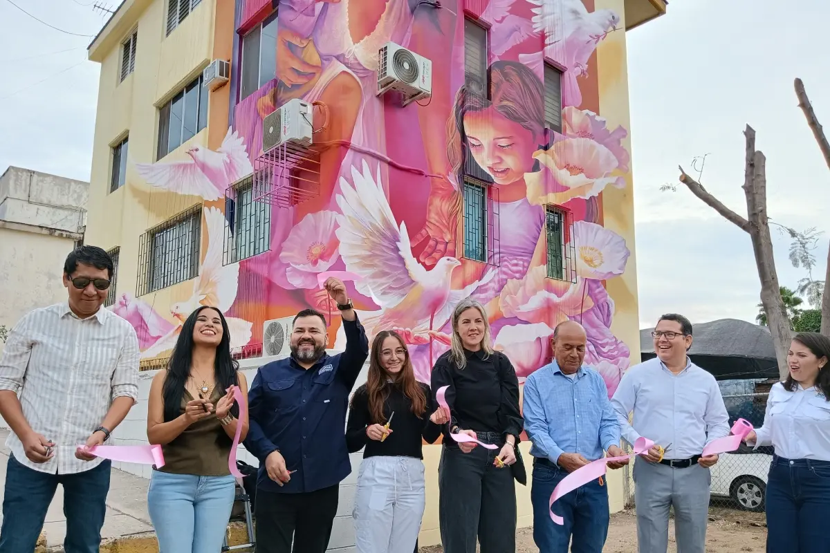 En Tierra Blanca, Culiacán, se devela el mural “Sembrando Paz” de la artista internacional Adry del Rocío y su hermano Carlos Alberto, una obra que transforma un edificio frente al Hospital Civil e invita a reflexionar sobre la paz desde la colonia Tierra Blanca. | Imágenes de Francisco Castro