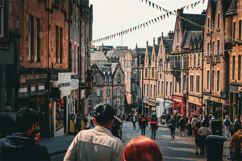 Edimburgo, en Reino Unido, se ha convertidos en uno de los destinos turístico favoritos. Foto: unsplash 