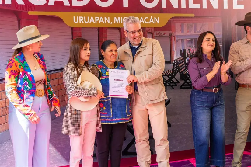 En el evento de inauguran el Mercado Poniente en Uruapan. Foto: Cortesía