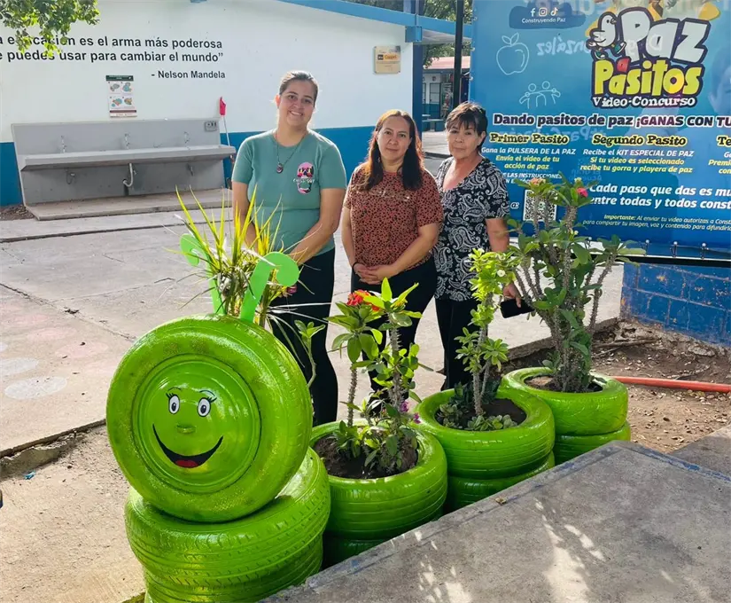 Macetas recicladas y color en la escuela “Gral. Lázaro Cárdenas” con Jardín sobre ruedas. Foto: Juan Madrigal