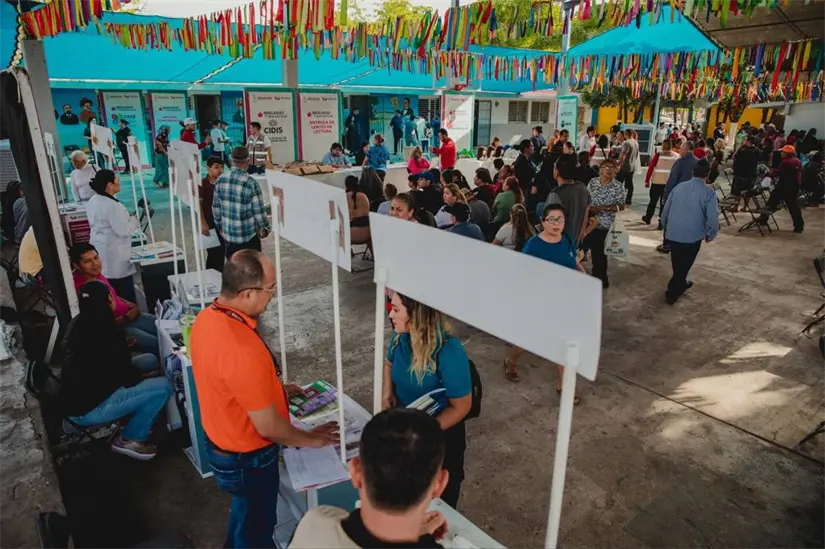 La Brigada del Bienestar del DIF Sinaloa reunió a dependencias estatales para facilitar trámites, entregar despensas y promover el bienestar integral de la comunidad. Foto: DIF Sinaloa