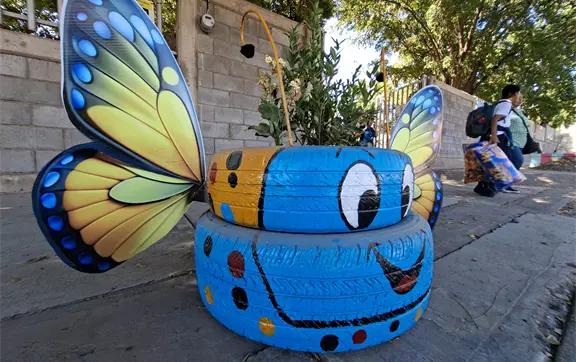 Escuela primaria "Gral. Lázaro Cárdenas" en Culiacán florece con jardín sobre ruedas
