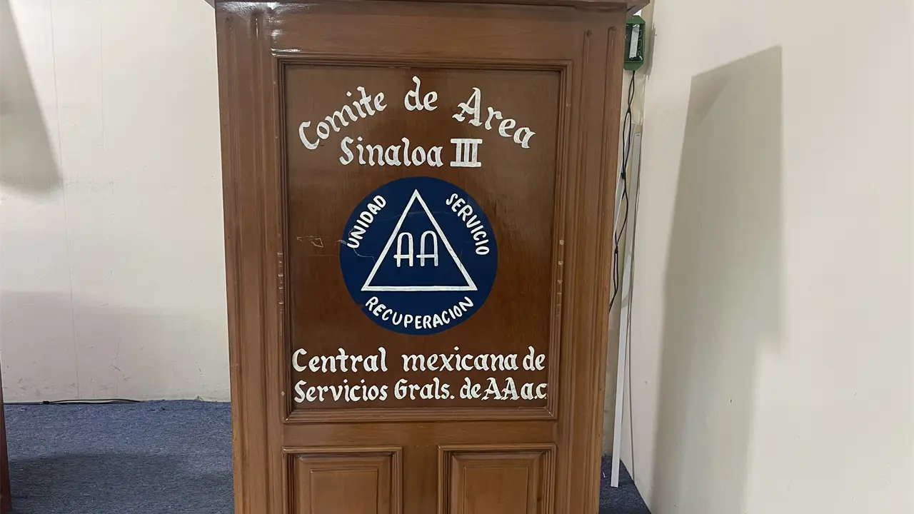 Mazatlán es sede el Área Sinaloa III de Alcohólicos Anónimos, que alberga 86 grupos en los que se reúnen regularmente alrededor de 870 personas