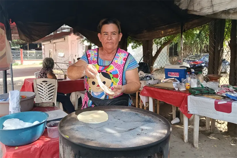 Rebeca Camargo mantiene viva su cocina desde hace más de 20 años; actualmente se levanta a las 4:00 de la mañana para llegar puntual a Loma de Rodriguera y sostener su negocio con constancia y sabor.
