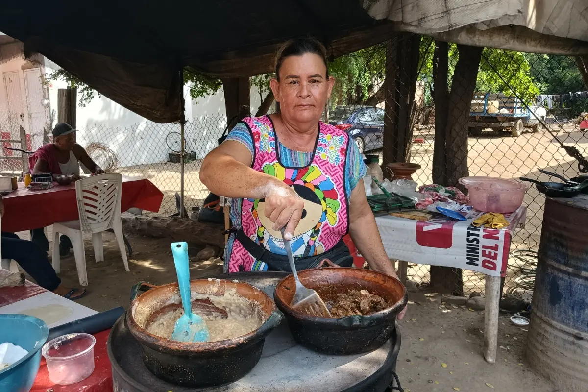 Rebeca reconoce que el oficio es demandante, pero afirma que mientras haya salud, seguirá cocinando y atendiendo a quienes llegan por un plato casero. | Imágenes de Francisco Castro