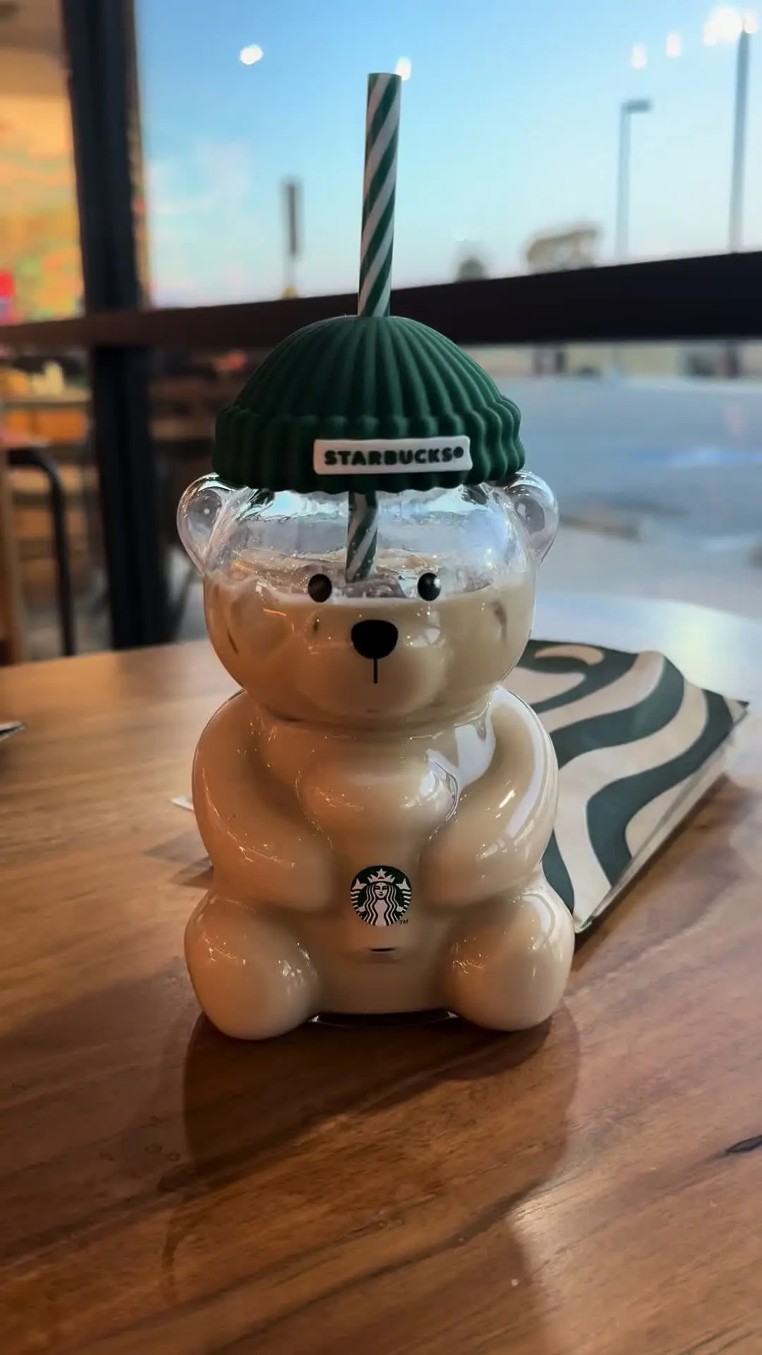 Es importante conocer las restricciones a la hora de comprar el vaso de oso de Starbucks. Foto: TikTok.  