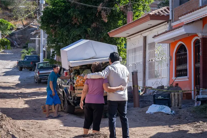 El alcalde Juan de Dios Gámez atiende peticiones vecinales durante supervisión de obras. Foto: Ayuntamiento de Culiacán